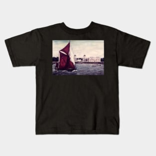 THAMES SAILING BARGE MAY, SAILING PAST GREENWICH NAVAL COLLEGE LONDON Kids T-Shirt